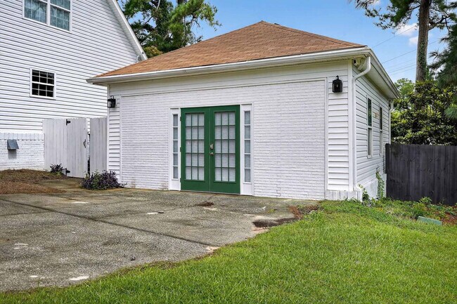 Building Photo - 1001 Bedford Dr