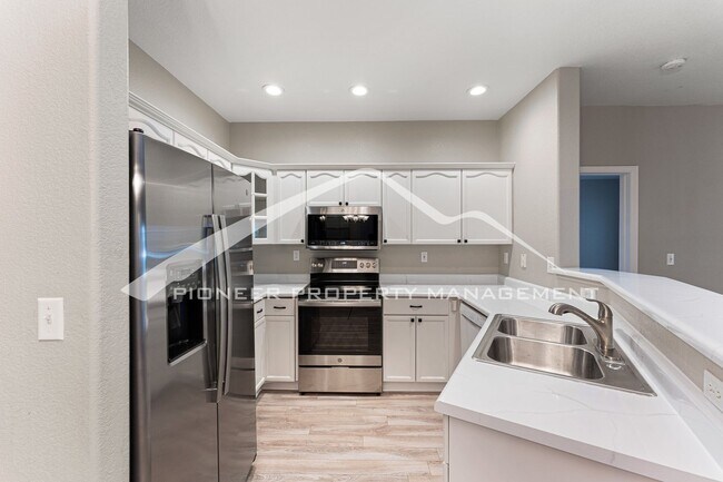 Building Photo - Charming condo with Central AC and Garage Parking Space!