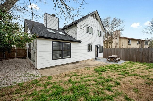 Building Photo - 8303 Los Ranchos Dr