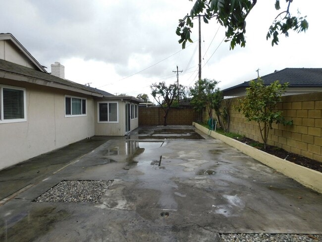 Building Photo - Spacious 5 Bed, 2 Bath one story house in the city of Orange.