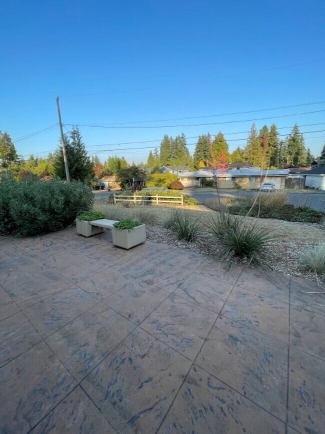 Building Photo - 3Bd/1.75Ba Shoreline House