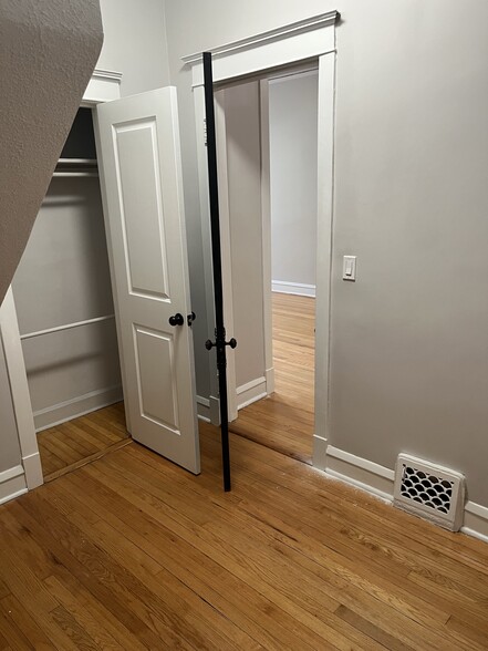 Building Photo - 1924 W Wilson Ave