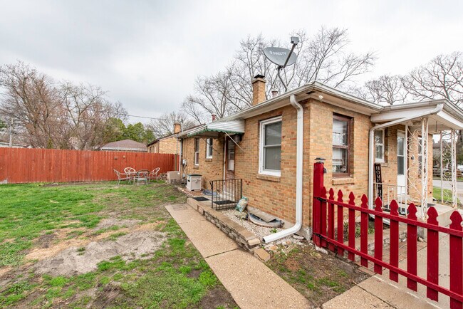 Building Photo - 342 N Lewis Ave