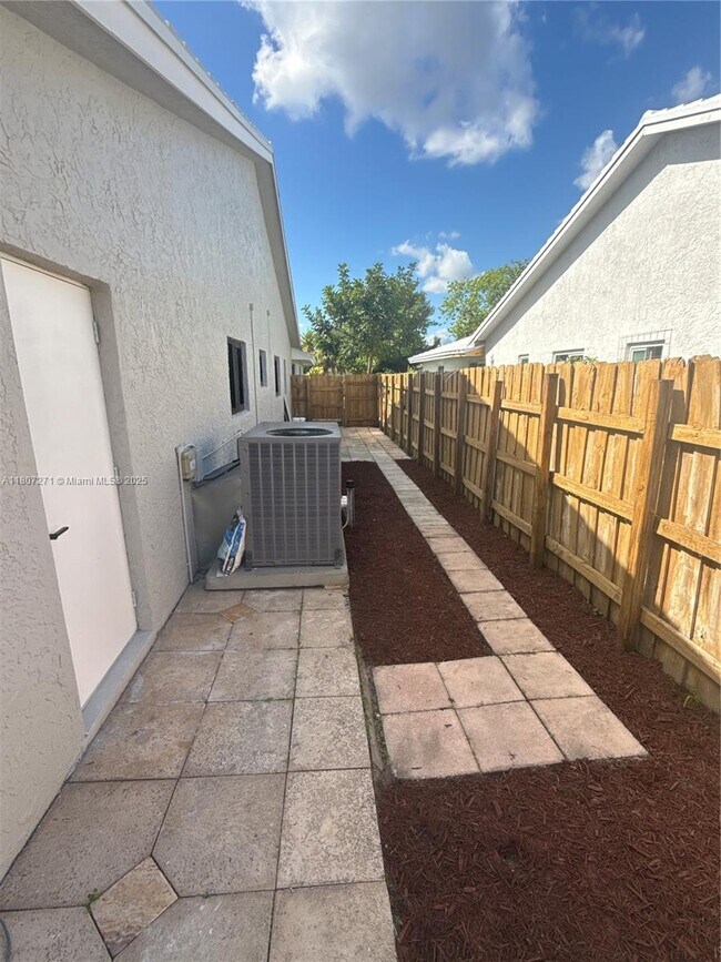 Building Photo - 3081 NW 103rd Ln