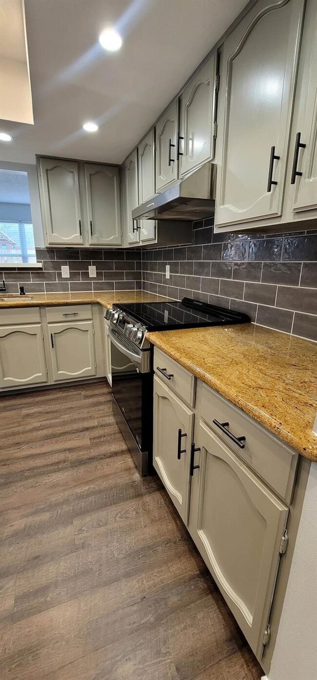 Building Photo - 9614 Charter Ridge Dr