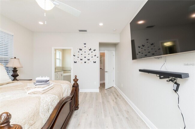 Building Photo - 5816 Little River Dr