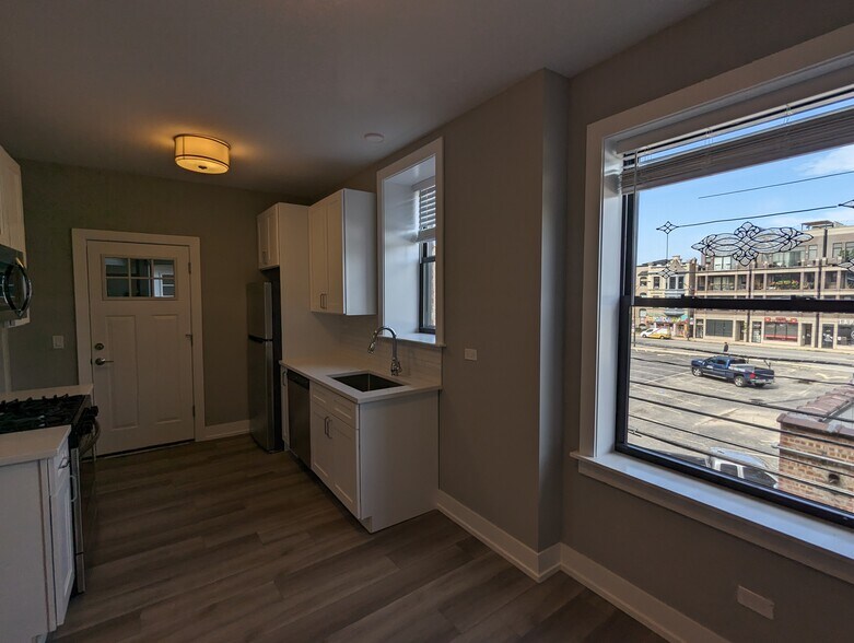 Building Photo - 3935 N Janssen Ave