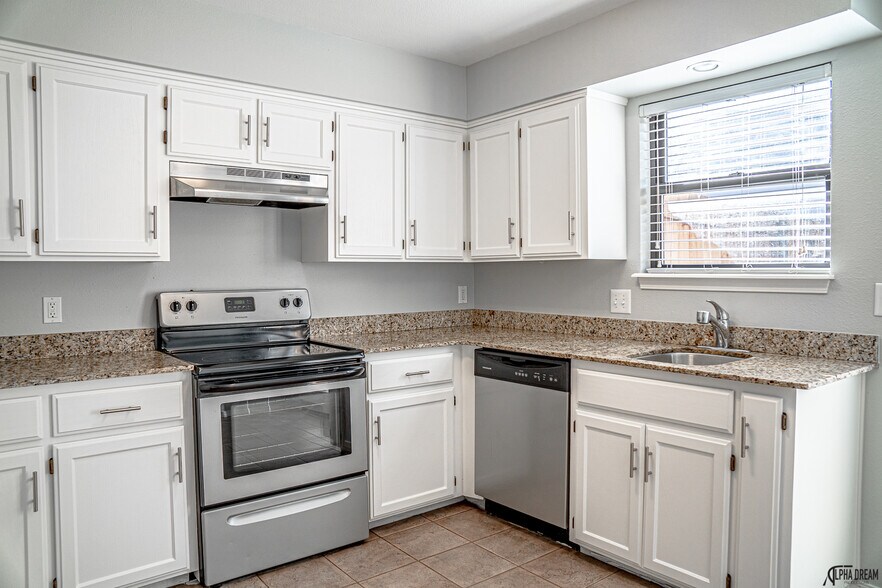 Primary Photo - 1370 Oakland Ave