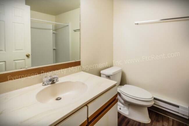Building Photo - 904-906 Camelot Ct.