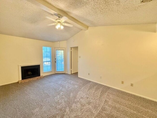 Building Photo - 1 Bed 1 Bath, Upstairs Apartment Unit at Heritage West!