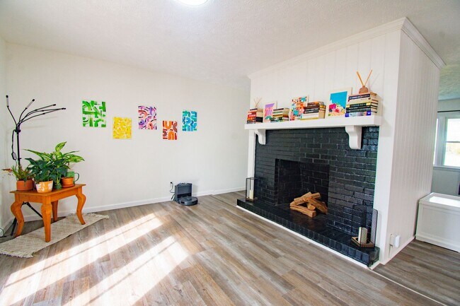 Building Photo - Coming Soon! 4 Bedroom 2 Bathroom Home: Pets Okay!