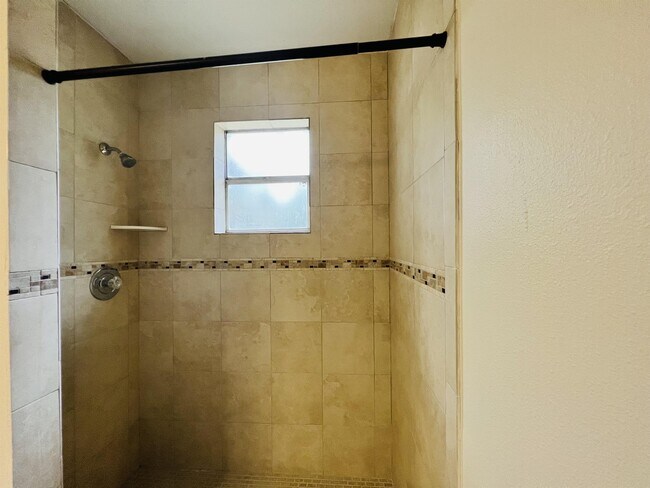 Building Photo - 612 Sherwood Oaks Cir