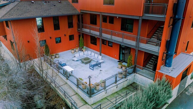 Building Photo - 727 E Front Ave