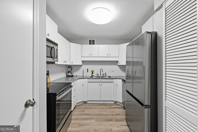 Building Photo - 3645 Peachtree Rd NE