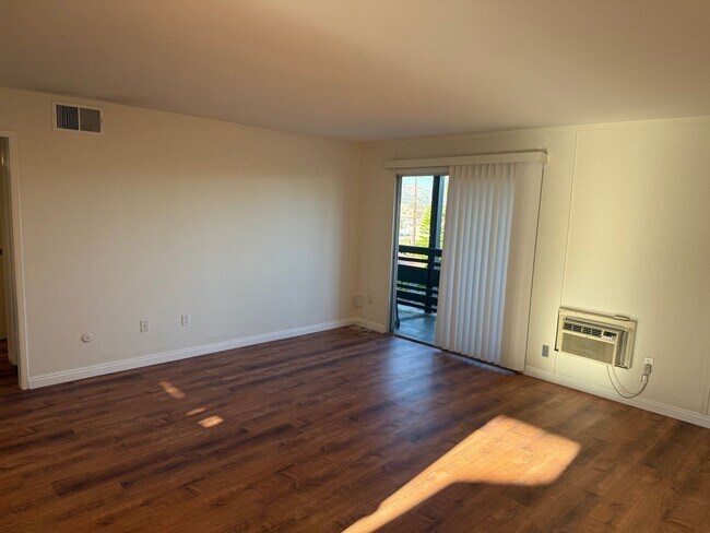 Building Photo - STU526