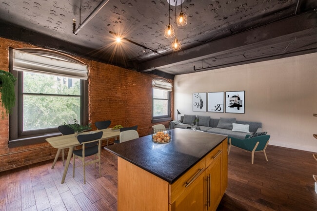 Building Photo - 910 Houston St