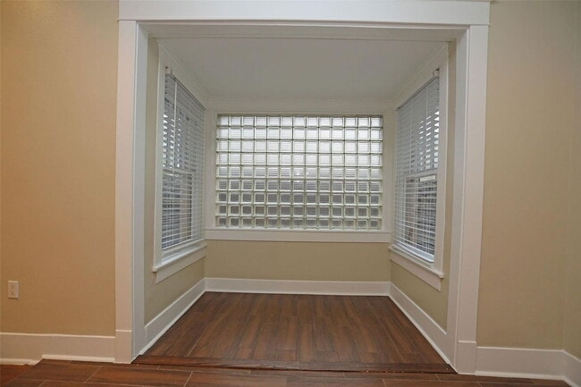 Building Photo - 614 W Alabama St