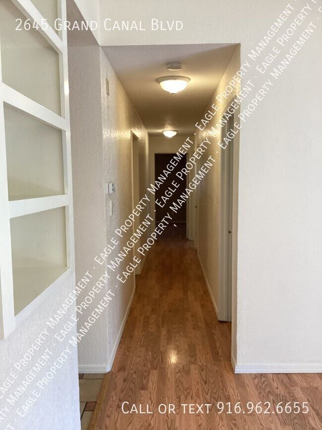 Building Photo - Nicely Updated Duplex