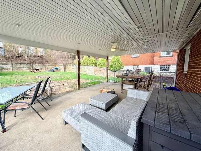 Building Photo - 521 Farnsworth St