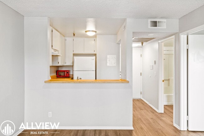 Building Photo - Coastal 1 Bed, 1 Bath Condo Available NOW ...