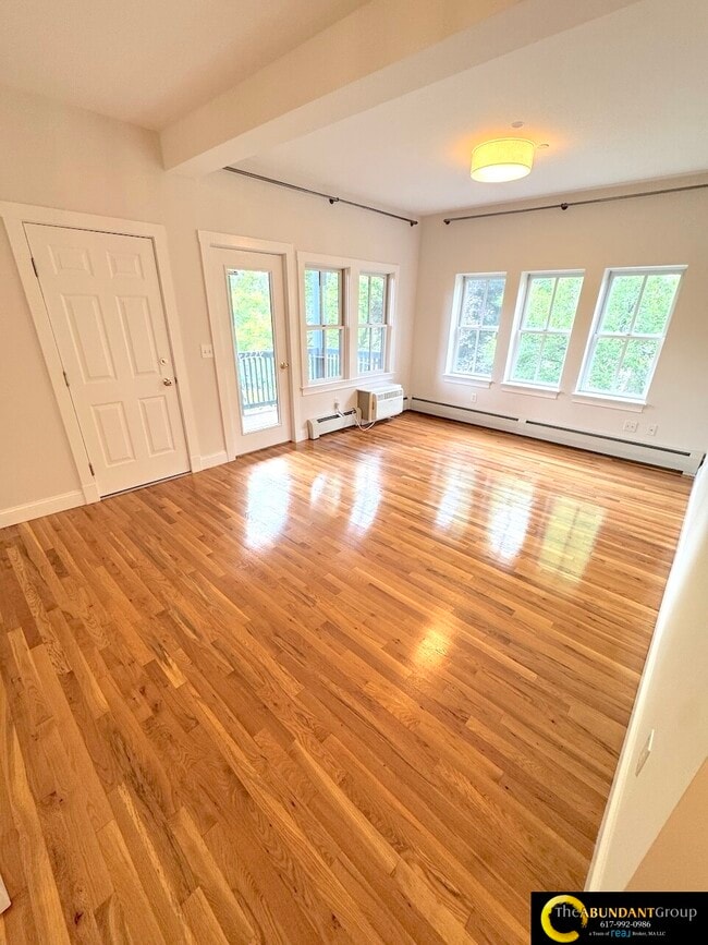 Building Photo - 275-277 River St