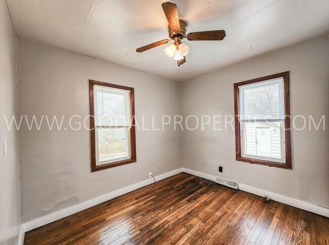 Building Photo - Great Deal !!! 4 Bedroom 1 Bath Home in Des Moines