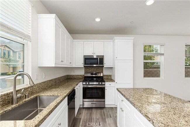 Building Photo - Great 3 bed 3 bath home