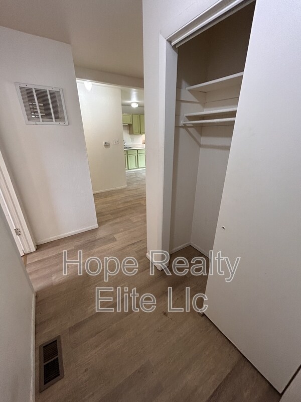 Building Photo - 334 Fairway S