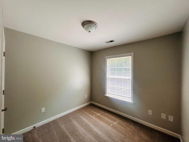 Building Photo - 400 Munsons Hill Ct