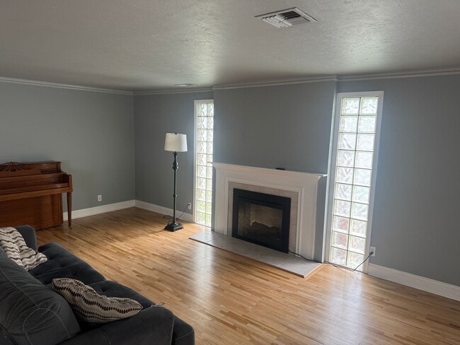 Building Photo - Spacious Home with Great Location