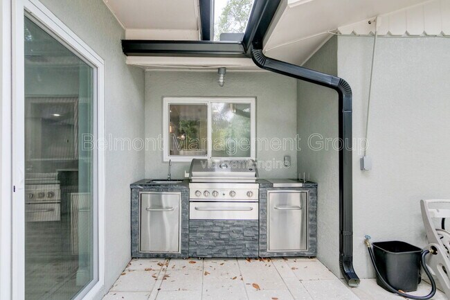Building Photo - 2031 Temple Dr