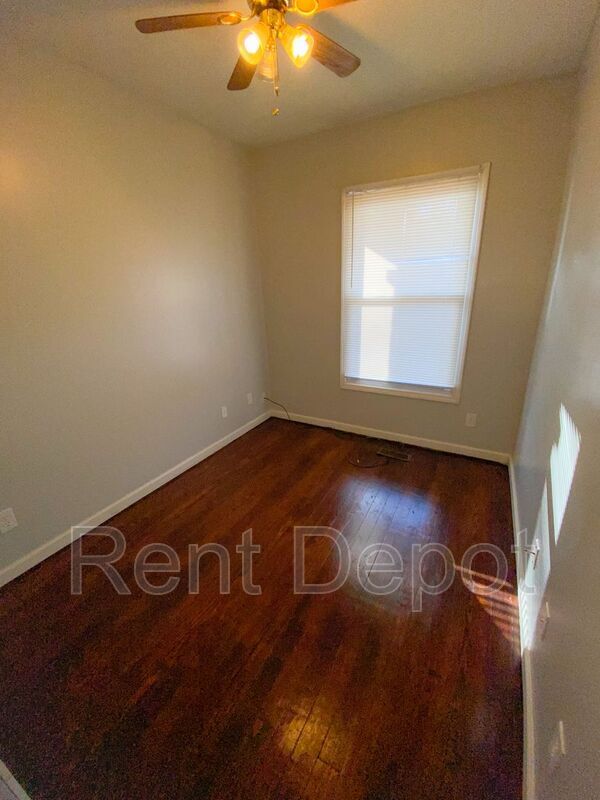 Building Photo - 1328 E Illinois St