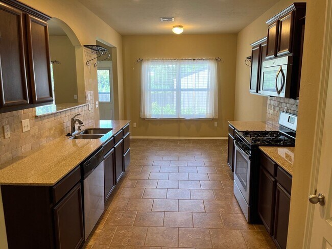 Building Photo - Available Now! - 3 bedrooms 2.5 bath