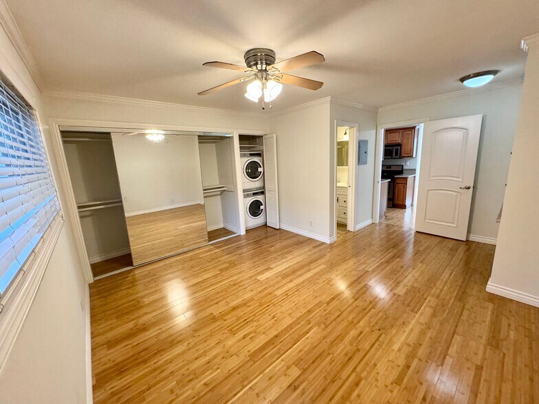 Building Photo - 10876 Palms Blvd