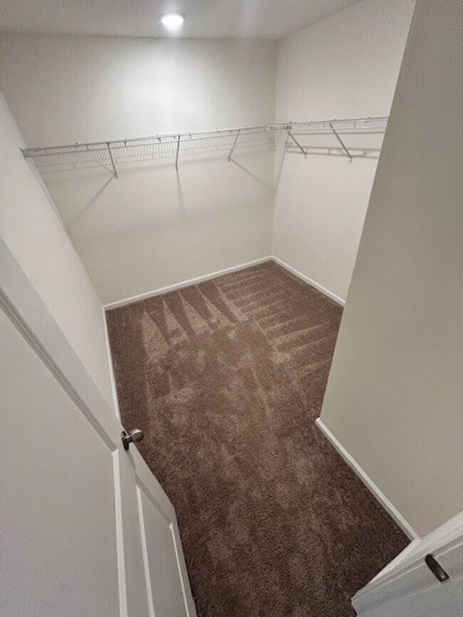 Building Photo - FREE RENT - $1000 Off First Month's Rent! ...