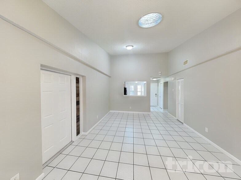 Building Photo - 835 Stonybrook Cir