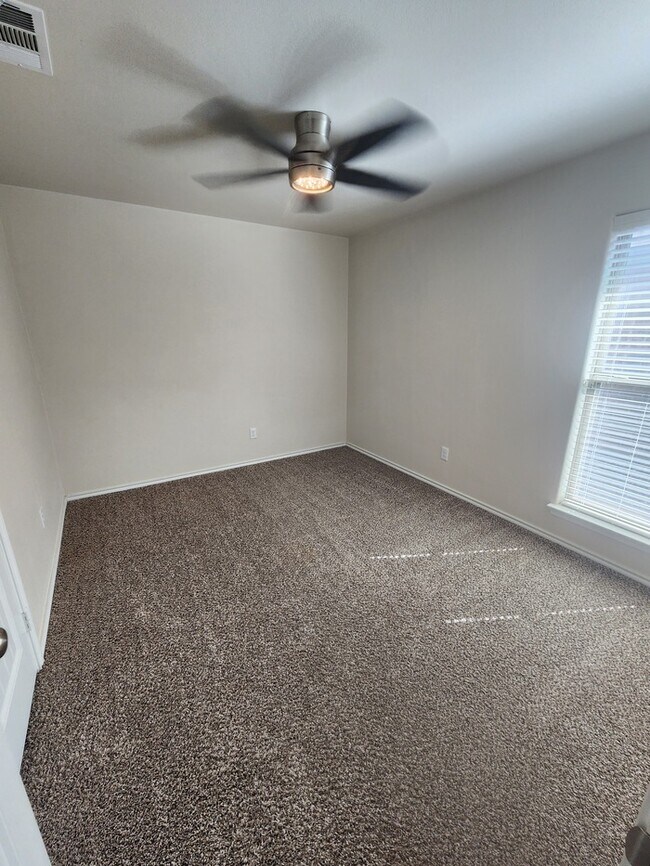 Building Photo - 3 bed 2 bath home in Lone Star Trails