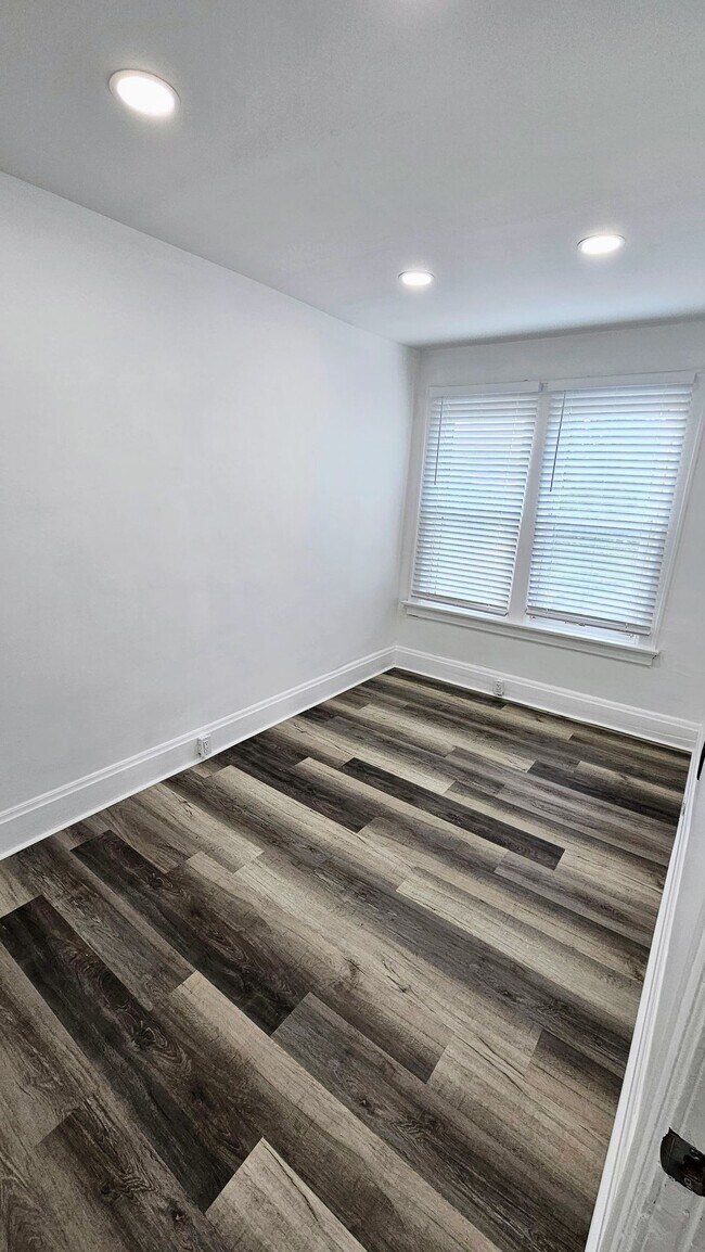 Building Photo - Fully renovated...extra half bath...laundr...