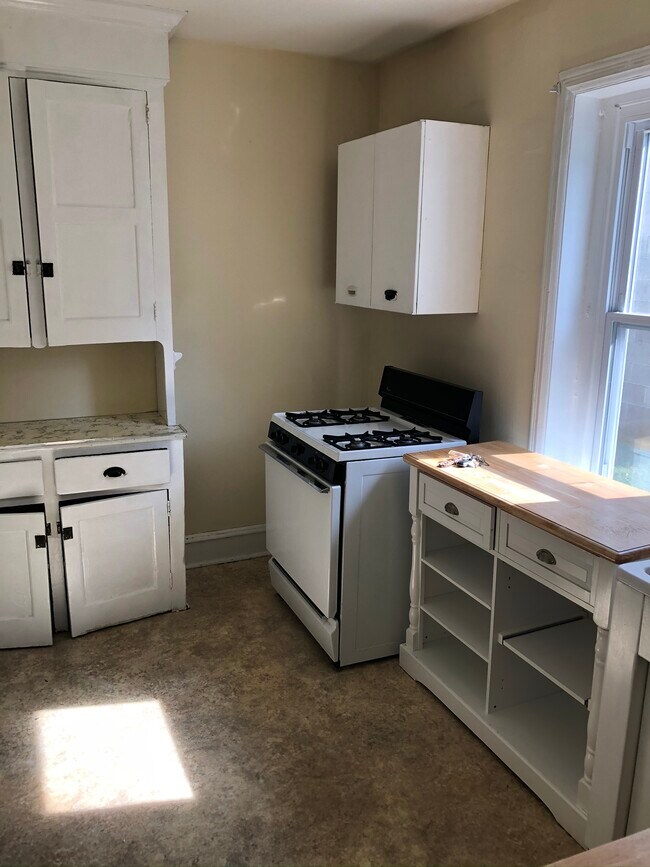 Building Photo - 825 Maple Ave