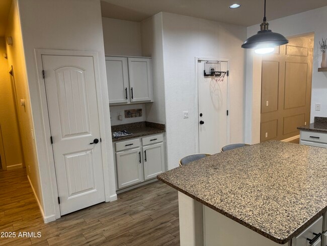 Building Photo - 4022 E Cherry Hills Dr