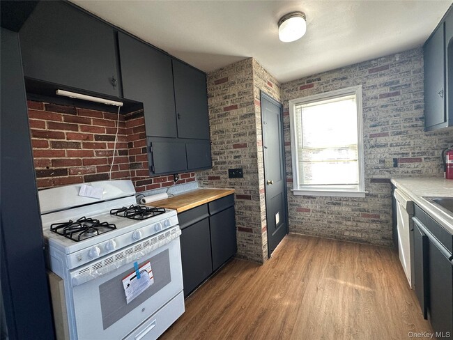 Building Photo - 496 Bloomingburg Rd