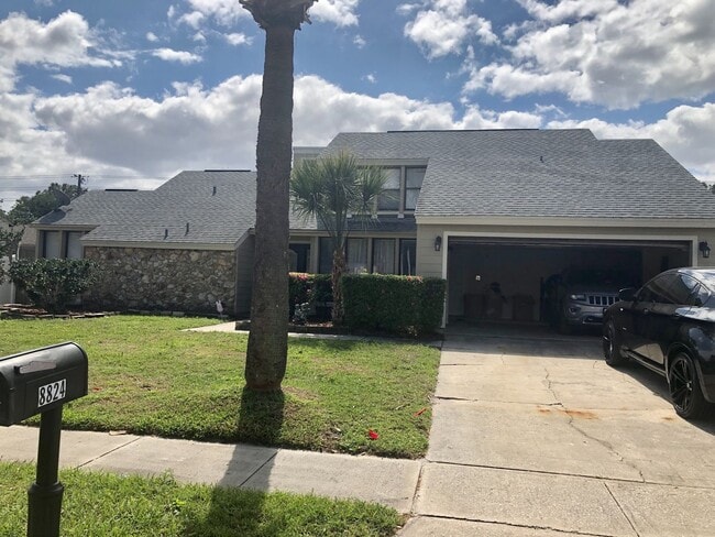 Building Photo - MOVE IN NOW! 4x3 Screened in pool home!!! ...
