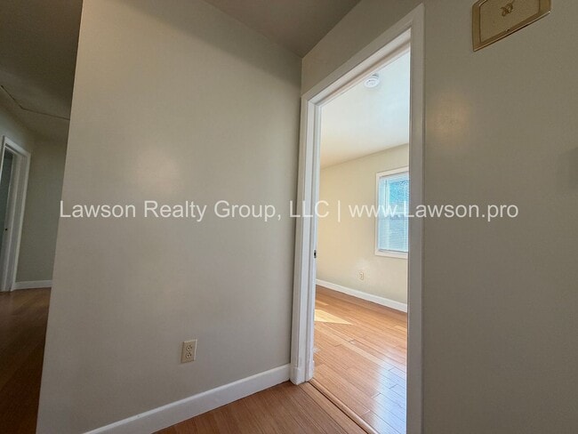 Building Photo - Beautiful Mid Century Modern Grandin Road Home