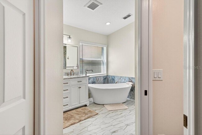 Building Photo - 5477 Glen Oak Pl