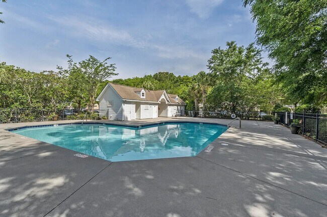 Building Photo - 549 Tayrn Dr