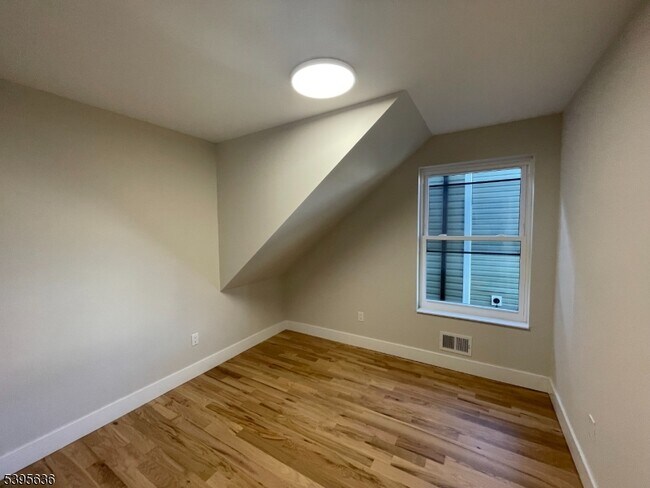 Building Photo - 119-121 Lewis St