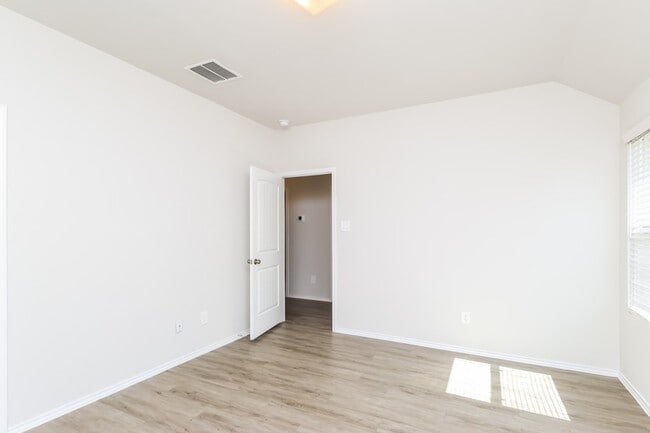 Building Photo - 21819 King Hts Ln