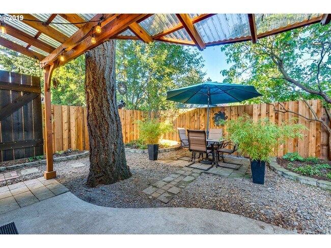Building Photo - Modern & Move In Ready