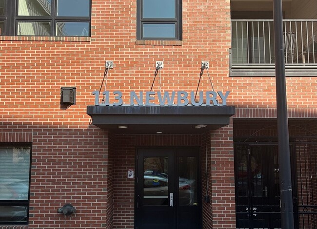 Building Photo - Gorgeous Fully Furnished 2BR/1BA Condo Ava...