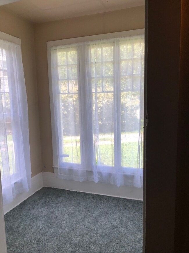 Building Photo - University Gardens 1BR/1BA unit in Triplex